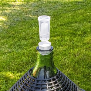 Rurka fermentacyjna na balonie do wyrobu wina. Akcesorium do Plony - winiarstwo i przetwórstwo.