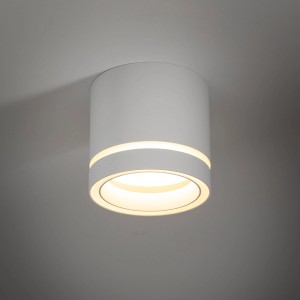 Biała lampa sufitowa t.b.t. Spoty, cylindryczny kształt.