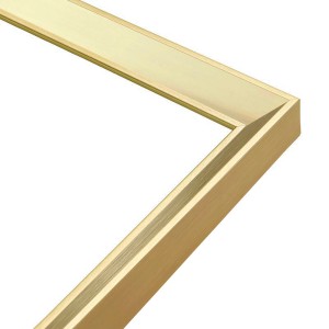 Zbliżenie złotej ramy do lustra garderoby.