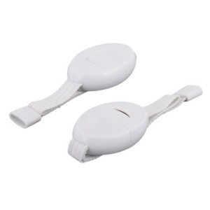 Dwa białe zabezpieczenia dla dzieci t.b.t. z paskiem do ochrony szafek.