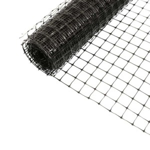 Czarna siatka w rolce do ogrodnictwa i innych pomocy ogrodniczych.