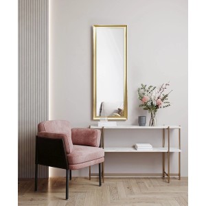 Prostokątne lustro do garderoby ze złotą ramą na ścianie.