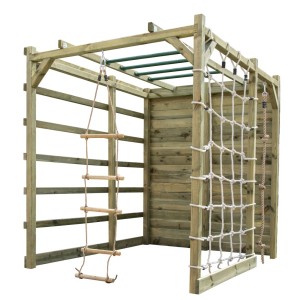 Plac zabaw t.b.t. ze ścianką wspinaczkową, drabinką sznurową i drążkiem.