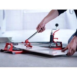 Przecinarka do płytek 600 mm w użyciu: Cięcie płytek czerwoną przecinarką.