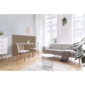 Salon z panelami ściennymi t.b.t. o wyglądzie drewna za stołem i krzesłami.