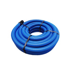 Niebieski, elastyczny i żebrowany peszel zwinięty w krąg.