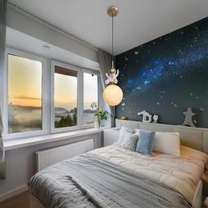 Nowoczesna lampa wisząca z astronautą na księżycu do pokoju dziecięcego.