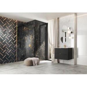 Nowoczesna łazienka z ciemnymi płytkami, szafką umywalkową i elementami dekoracyjnymi.