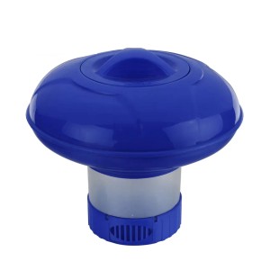 Niebieski pływak dozujący do pielęgnacji basenu, akcesorium dozujące.