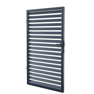 Szara metalowa furtka z poziomymi lamelami.