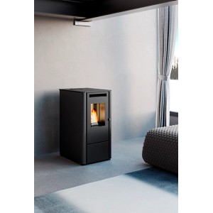 Czarny piec na pellet t.b.t. w nowoczesnym salonie.