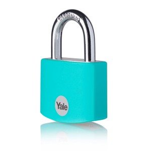Turkusowy kłódka Yale ze srebrnym pałąkiem.