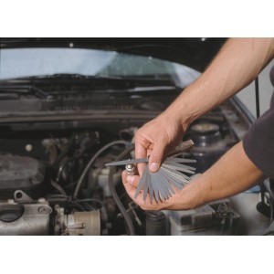 Szczelinomierz LUX Comfort z 20 listkami używany na silniku, narzędzie do pomiaru odległości.