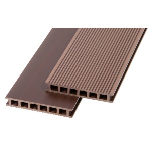 Zbliżenie na brązowe deski tarasowe t.b.t. z gładką i rowkowaną powierzchnią.