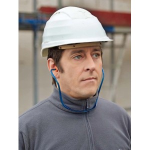 Mężczyzna w nausznikach LUX Proflex i kasku dla optymalnej ochrony słuchu.