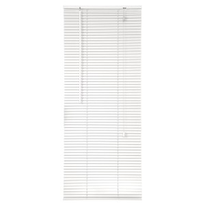 Biała żaluzja okienna z regulowanymi lamelami.