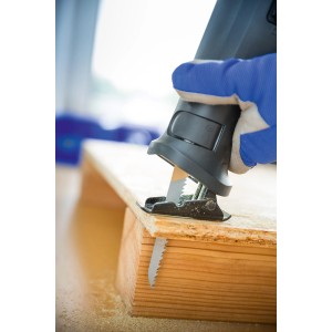 Piła szablasta LUX z zestawem brzeszczotów tnie drewno.