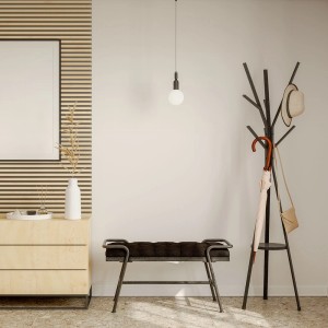 Scena przedpokoju z komodą, ławką, garderobą i elementami dekoracyjnymi.