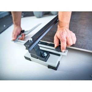 Przecinarka do płytek LUX FSM-1200 Professional podczas cięcia płytek.