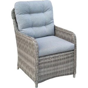 Szary fotel rattanowy z jasnoszarymi poduszkami, część zestawu mebli ogrodowych.