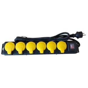 Czarna listwa zasilająca t.b.t. z sześcioma żółtymi gniazdami z uziemieniem.