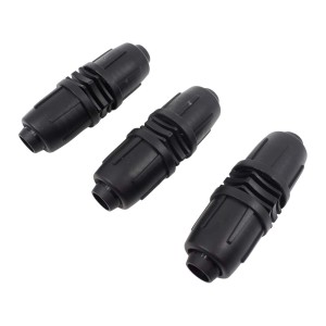 Trzy czarne złączki t.b.t. do nawadniania podziemnego.