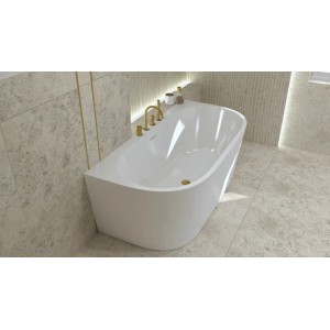 Wolnostojąca wanna, biała wanna t.b.t. ze złotą armaturą w nowoczesnej łazience.