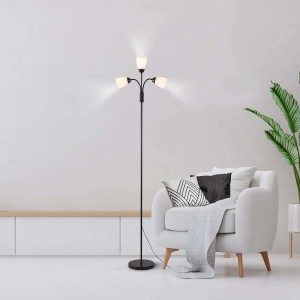 Czarna lampa podłogowa z trzema źródłami światła do salonu i nie tylko.