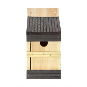 Drewniana budka lęgowa dla ptaków z ciemnym dachem i grzędą.