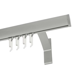 t.b.t. Metalowy karnisz z białymi ślizgaczami.