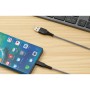 Czarny kabel USB do ładowania (USB-A do USB-C) ze smartfonem i klawiaturą w tle.