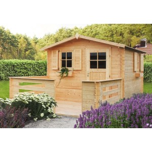 Drewniany domek ogrodowy t.b.t. z tarasem, okiennicami i drzwiami w zieleni.