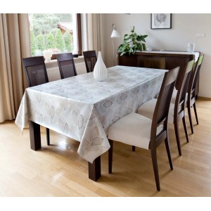 Stół jadalny z obrusem w liście.