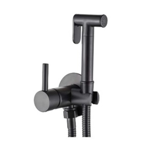 Czarna bateria bidetowa z główką prysznicową i elastycznym wężem.