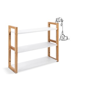 Zestaw mebli łazienkowych t.b.t. z trzema białymi półkami i jasną drewnianą ramą.