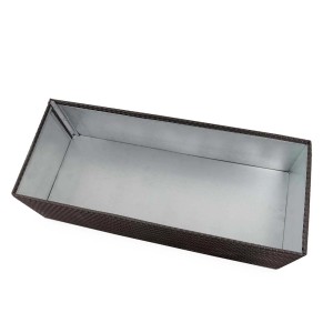 Prostokątna donica t.b.t. w kolorze brązowym z efektem rattanu.