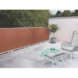 Scena tarasowa z brązową matą osłonową na balustradzie. Kategoria: Maty na ogrodzenie.