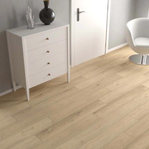 Jasne panele winylowe t.b.t. ułożone w salonie.