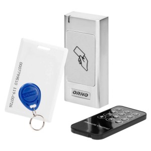 Zestaw kontroli dostępu: Czytnik, karta, chip i pilot do monitoringu.