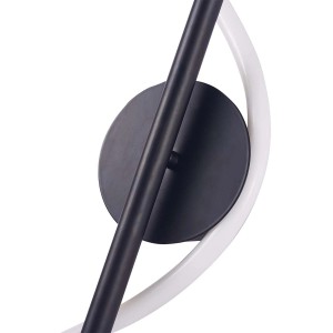 Nowoczesny kinkiet LED t.b.t. z czarnym metalowym elementem i białym łukiem świetlnym.