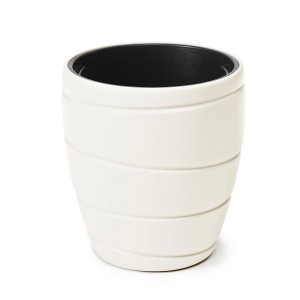 Kremowa doniczka z poziomymi rowkami, czarne wnętrze.
