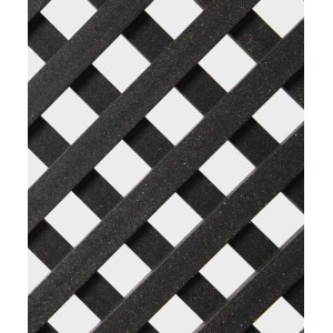 Zbliżenie czarnego krateru ogrodowego t.b.t. z kwadratowymi otworami.