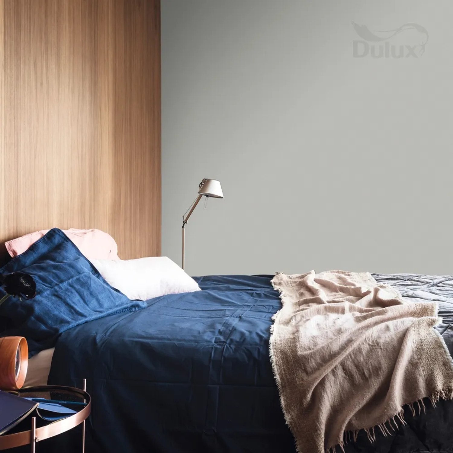 Ściana pomalowana na szaro farbą Dulux, scena z sypialni.