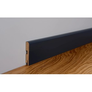 Niebieska listwa przypodłogowa (t.b.t.) na ścianie i drewnianej podłodze.