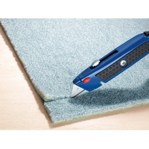 Nóż uniwersalny LUX Classic tnie dywan. Niebieski nóż z ostrzem trapezowym.