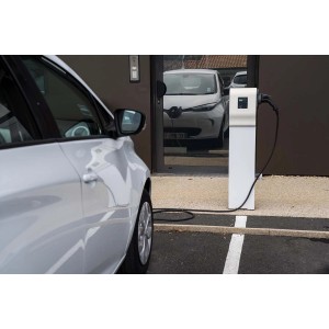 t.b.t. Stacja ładowania samochodów elektrycznych w użyciu, biała obudowa.