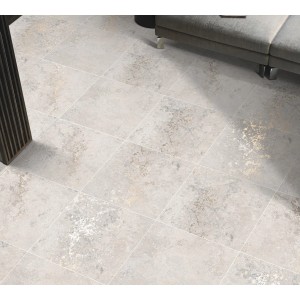 Beżowe płytki podłogowe z efektem marmuru, ułożone w salonie.