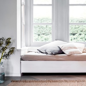 Jasny parapet z poduszkami i dekoracją w salonie.