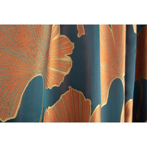 Dekoracyjna zasłona z pomarańczowymi liśćmi miłorzębu na niebieskim tle.