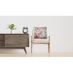 Dekoracyjna poduszka t.b.t. z kwiatowym wzorem na krześle.